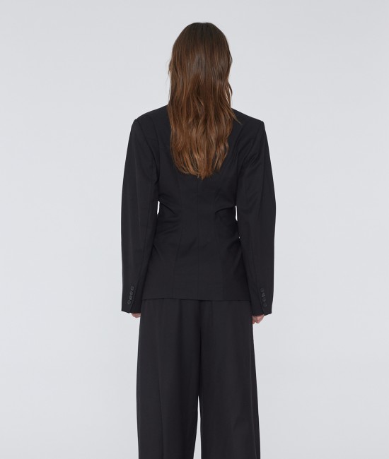 Черный однобортный пиджак с драпировкой
