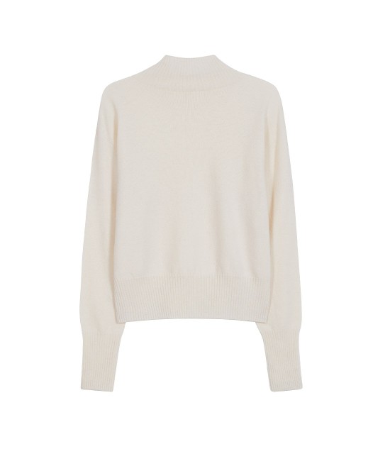 Milky sweater with stand-up collar
