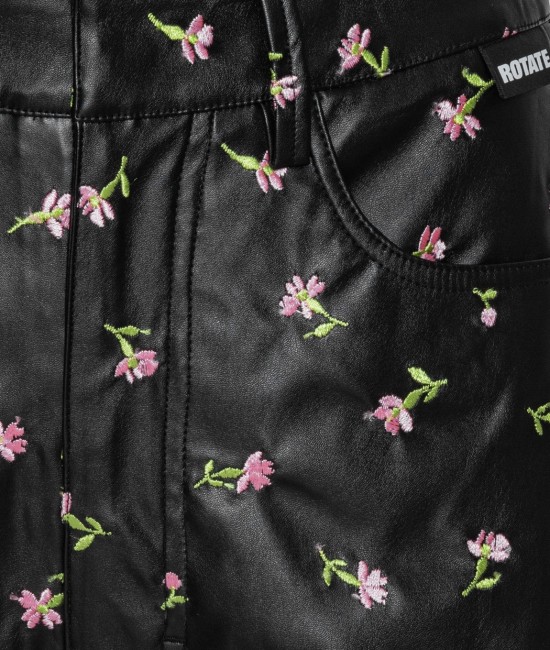 Черные брюки из веганской кожи с цветочной вышивкой