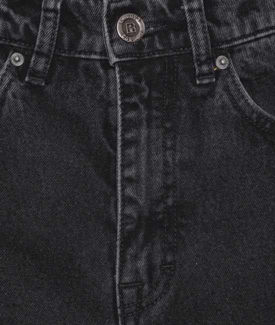 Черные джинсы с прямыми штанинами