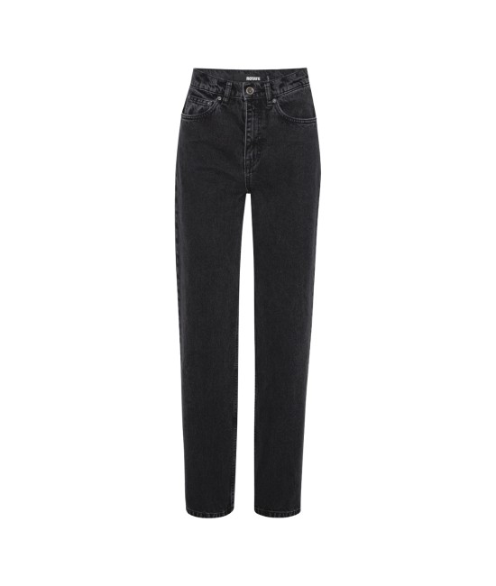 Черные джинсы с прямыми штанинами