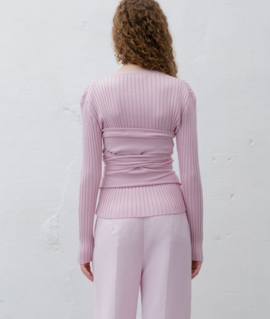Розовый свитер в рубчик